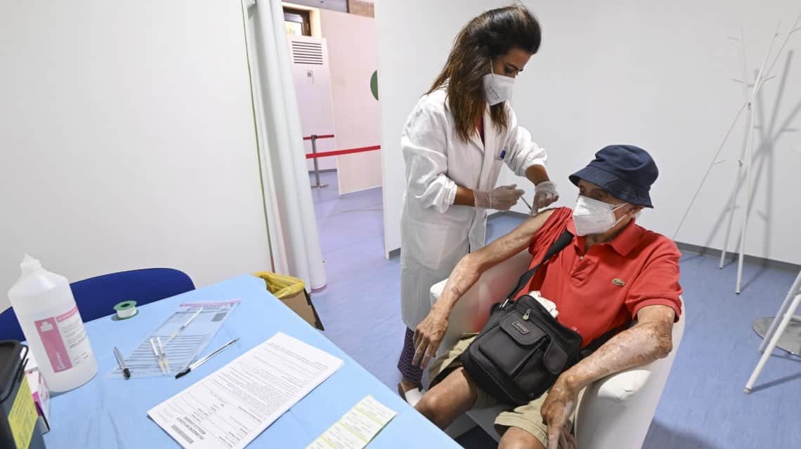 Quarta dose: boom di richieste nelle farmacie di Napoli