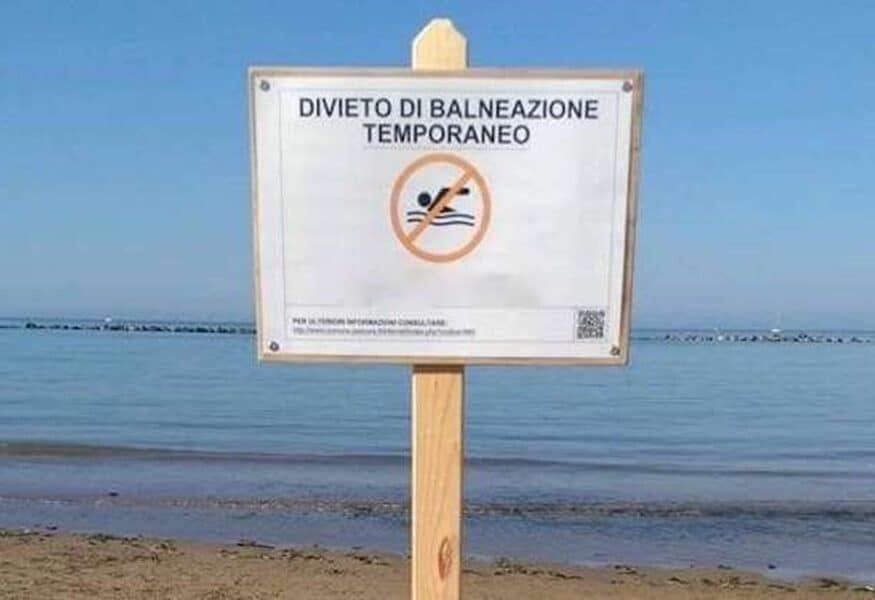 Licola, rifiuti e acqua marrone: scatta il divieto di balneazione