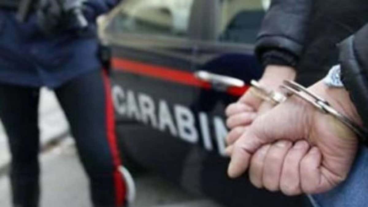 Casaluce, uomo estorce denaro ai familiari e viene arrestato