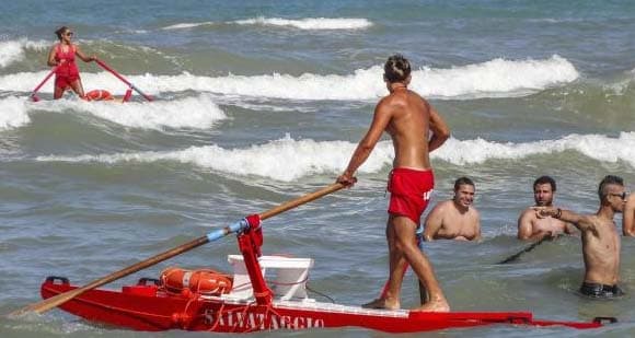 Scauri, rischiano di annegare: madre e figlio salvati da 2 bagnini