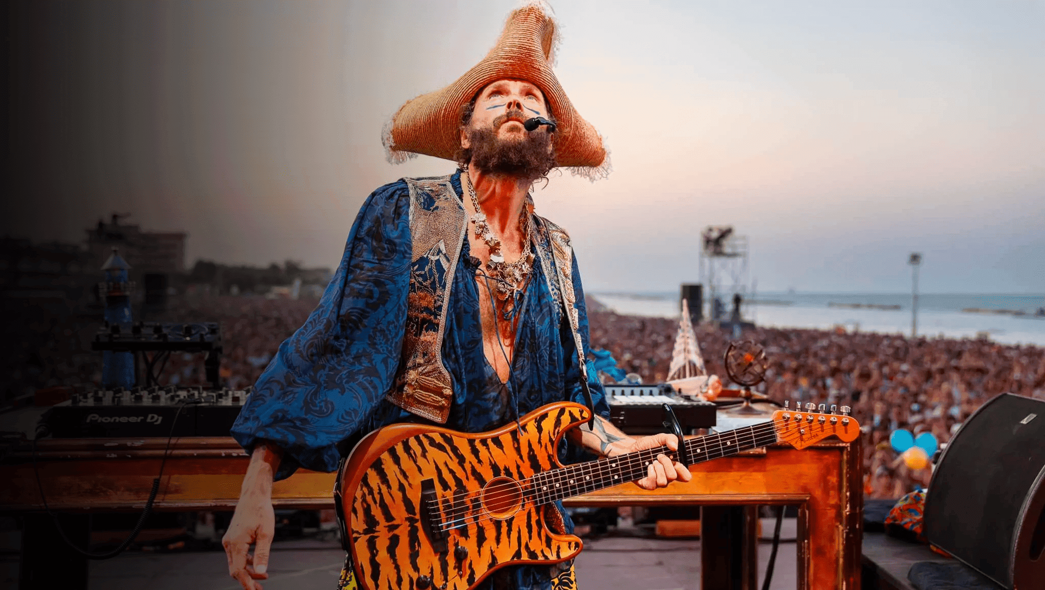 Jovanotti fa ballare il litorale: a Castel Volturno oltre 40 mila persone per una due giorni di musica