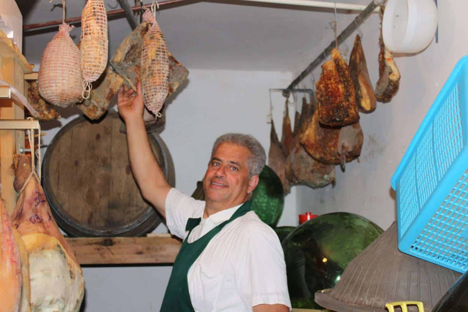 Agriturismo Mastrofrancesco, dove Dino Martino insegna la felicità a base di salumi