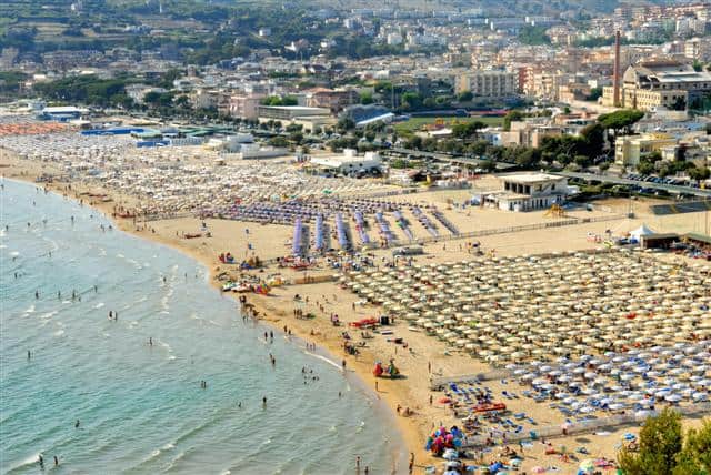 La spiaggia di Baia Domizia per i disabili è accessibile ma non inclusiva