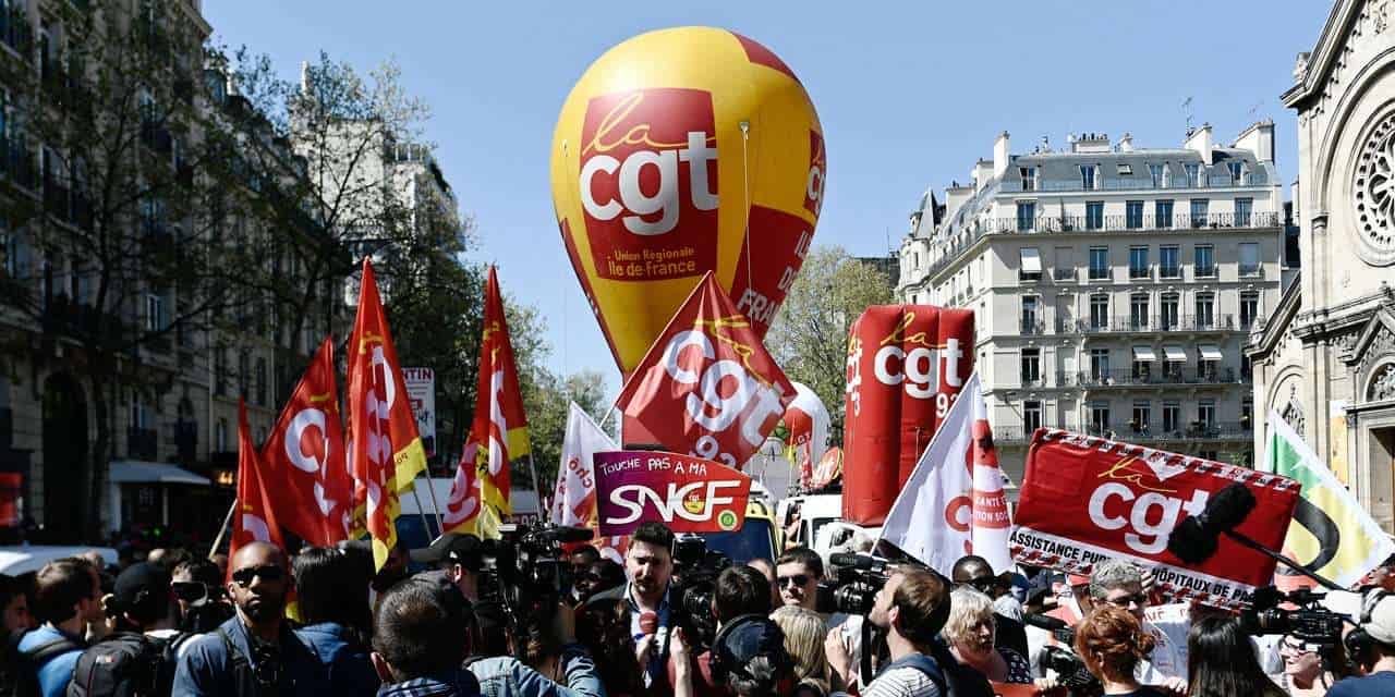 La Francia è paralizzata: lo sciopero per la benzina si protrae da giorni