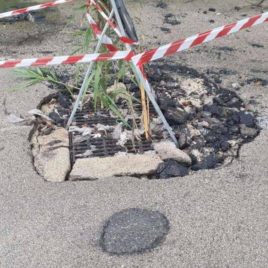 Castel Volturno, canne di bambù come segnaletica stradale. Diana: "L'amministrazione spinge ad arrangiarsi"