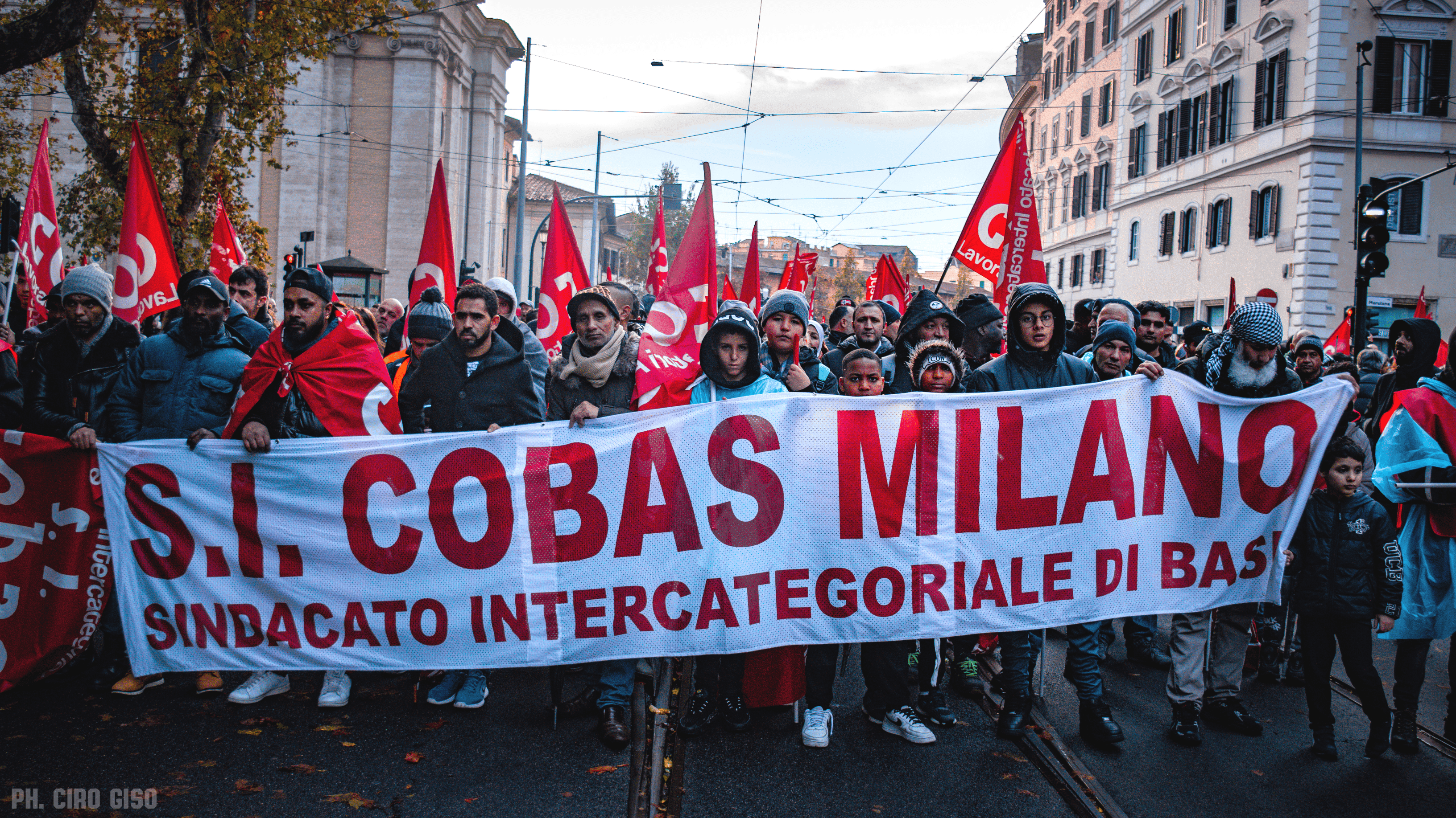 "Abbasso le armi, su i salari": il reportage di Ciro Giso dal corteo nazionale a Roma