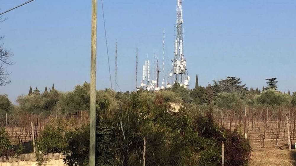 Antenne selvagge in condominio: proprietà contro informazione