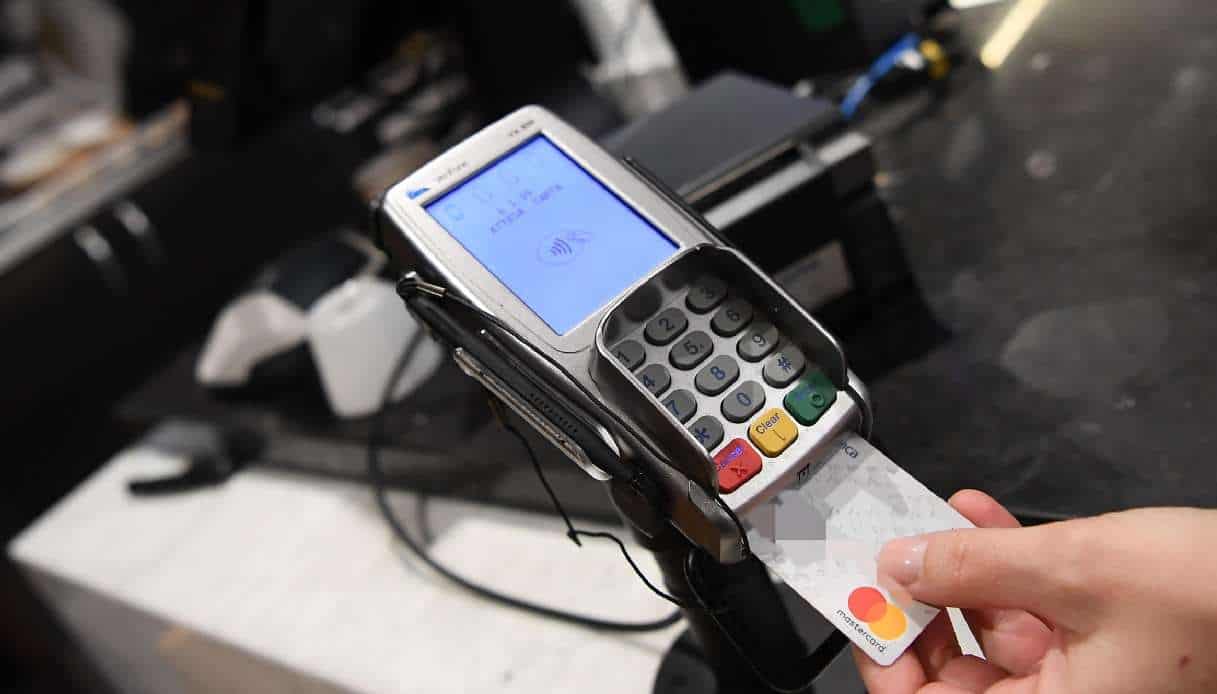 Il governo si arrende sui Pos: ma quanto costano le commissioni per gli esercenti?