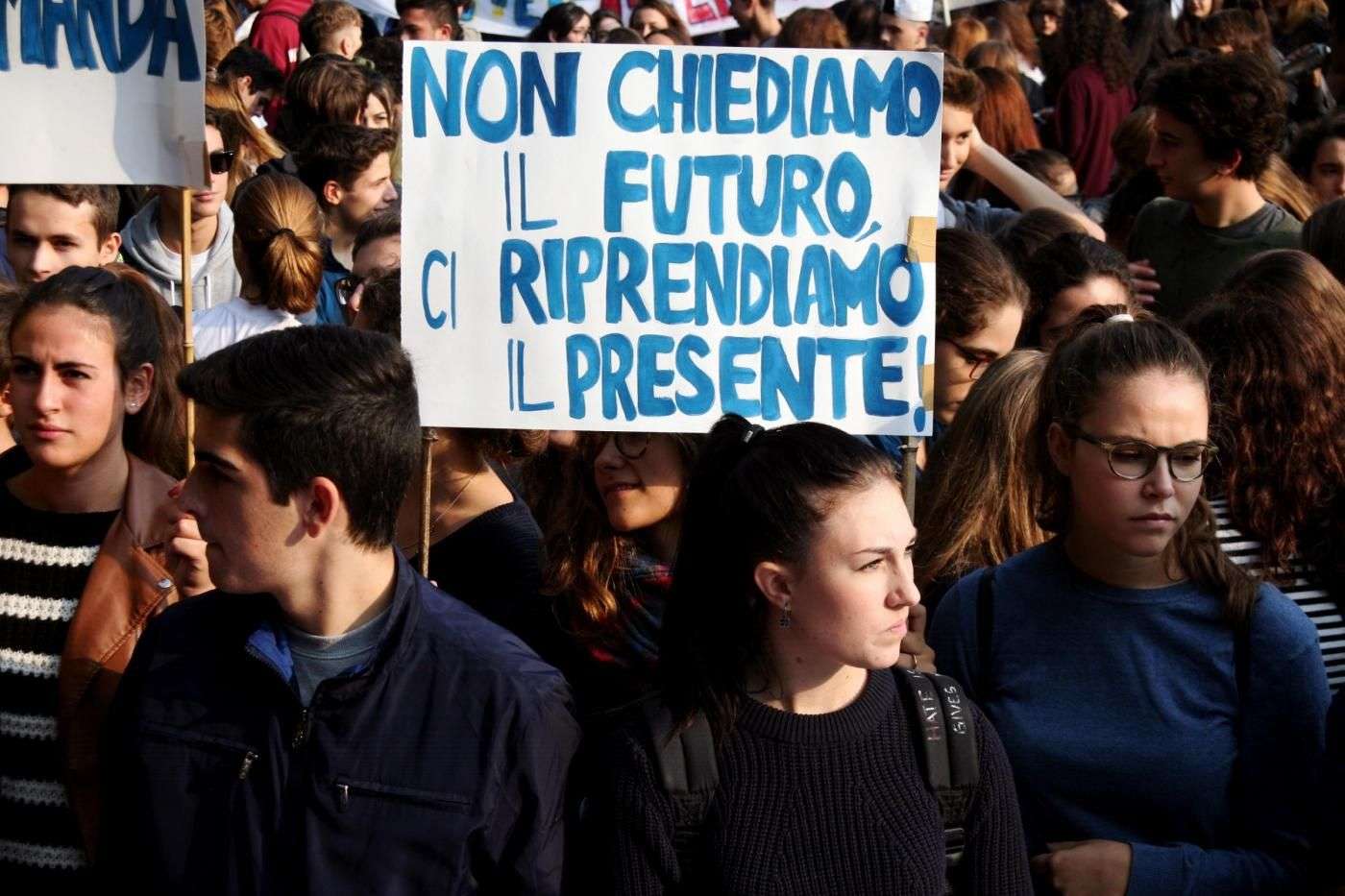 COPERTINA - Il futuro dell'Italia invitato ad andare via: al Sud giovani senza lavoro e prospettive