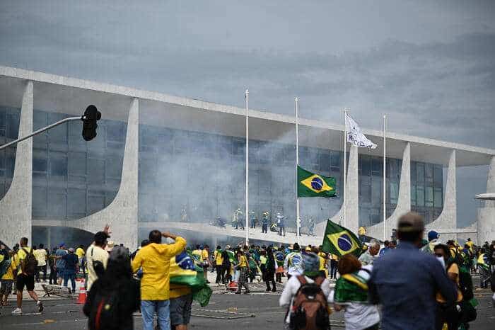 Brasile, i sostenitori di Bolsonaro assaltano i palazzi delle istituzioni