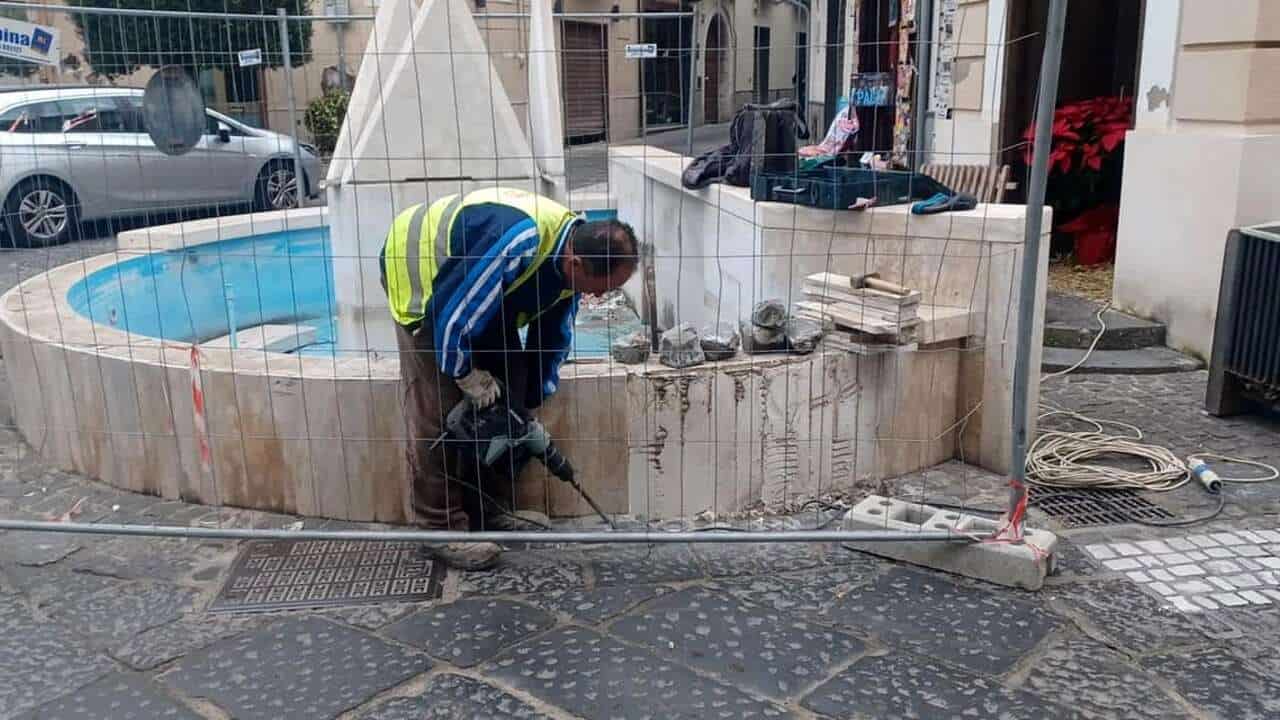 A Mondragone distrutta la fontana 'più odiata' dalla città