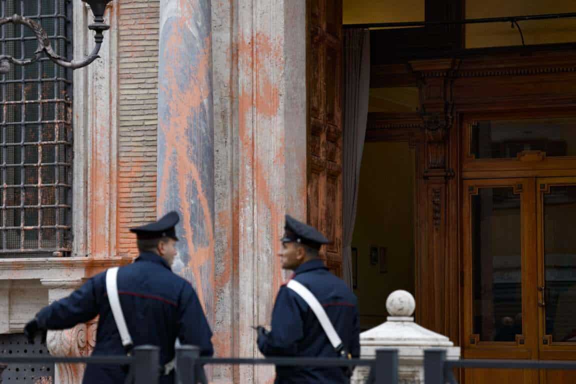 Vernice su Palazzo Madama: la protesta e la condanna di "Ultima Generazione"