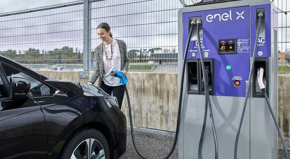 Caserta installerà 34 colonnine per auto elettriche con EnelX, ma a che punto è l'Italia?