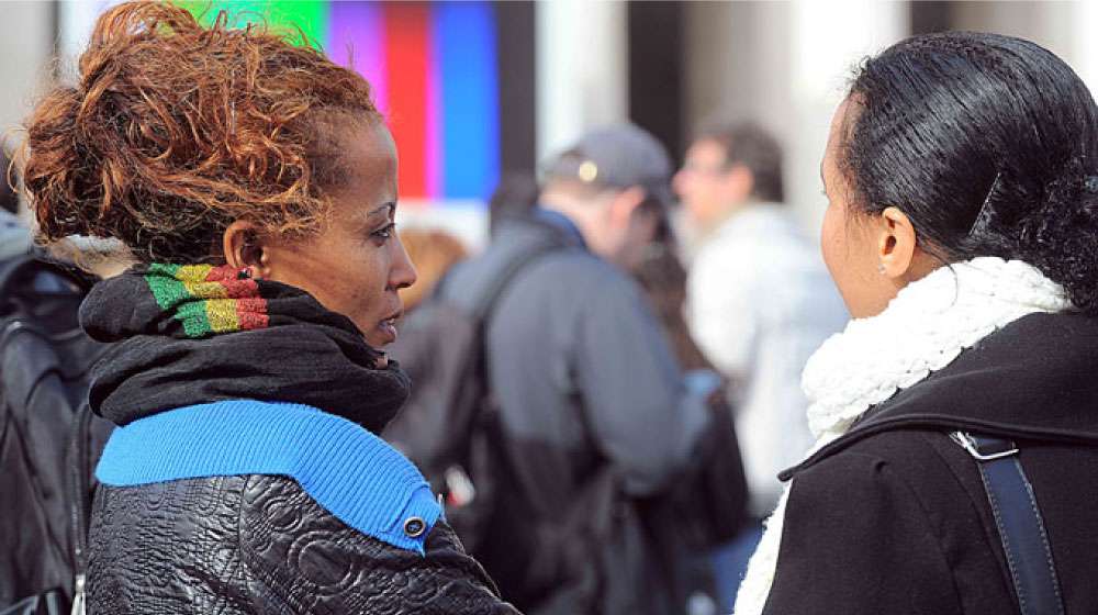 Figlie e madri: la vita a metà delle donne migranti