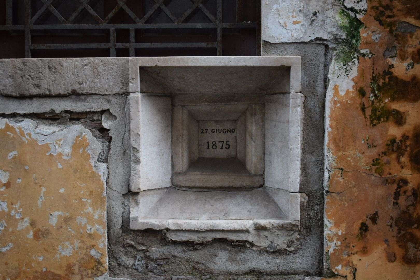La Rota degli Esposti: secoli di storia nel simbolo della contraddizione di Napoli