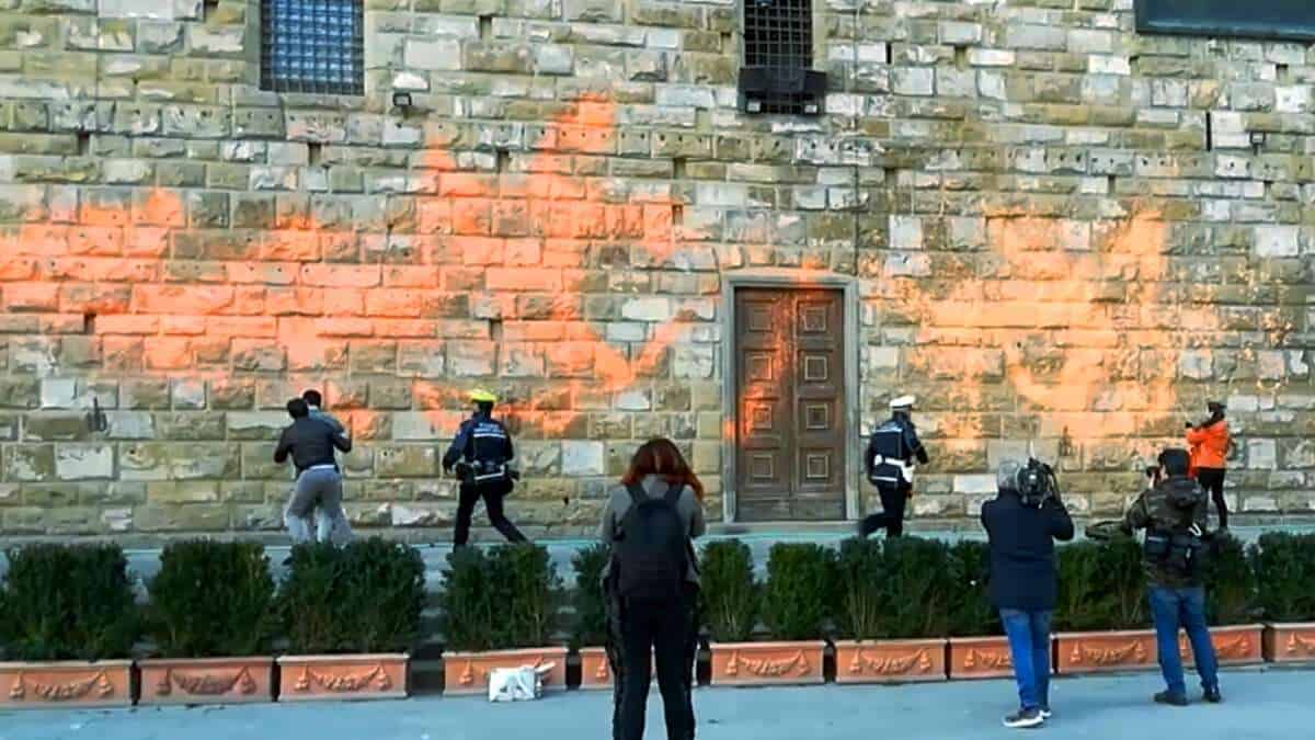 Giurisprudenza: imbrattare beni altrui è reato