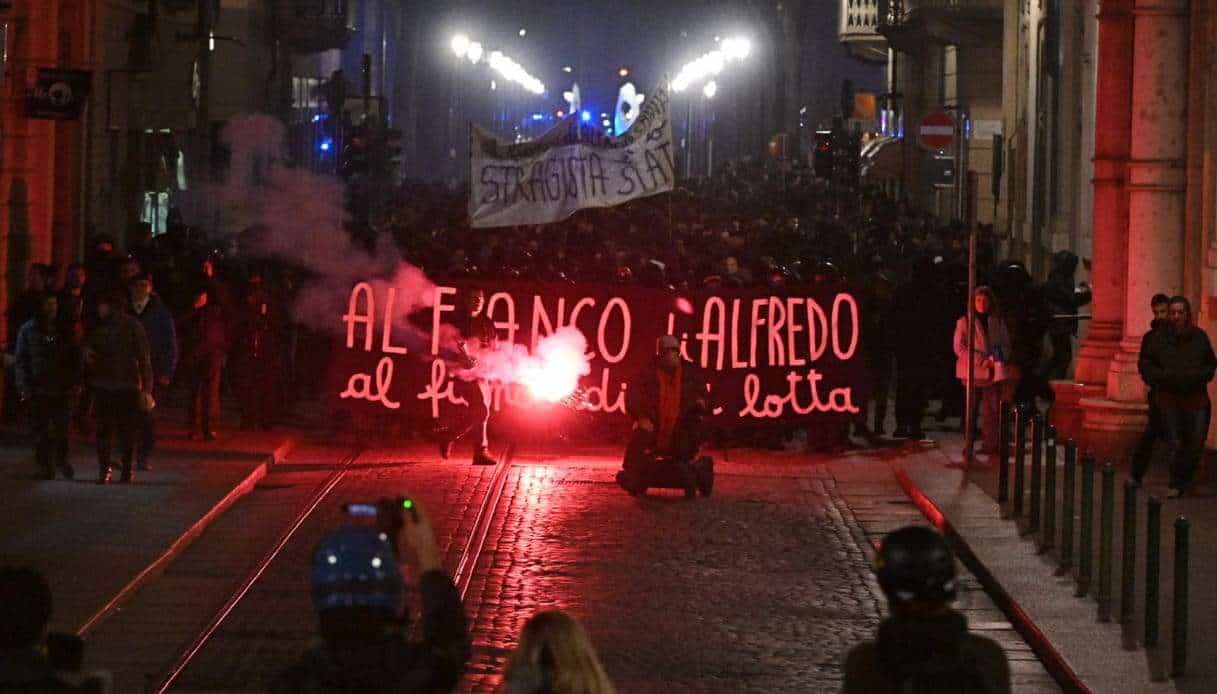 Scontri a Torino per Cospito: ci sono anche cittadini casertani tra i fermati