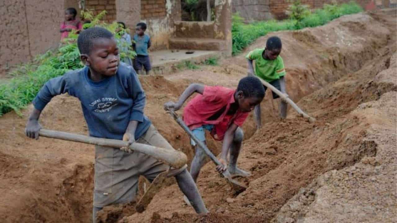 In Italia il lavoro non tutelato per i minori è la normalità