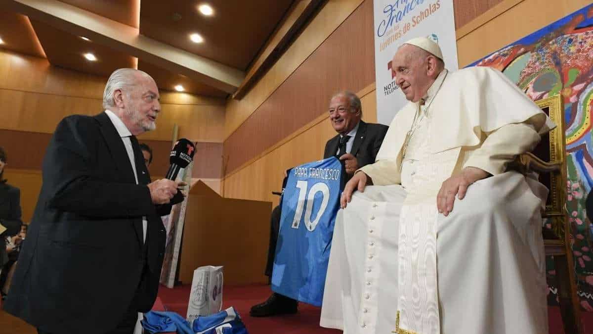 Papa Francesco, arriva la maglia del Napoli e un invito speciale