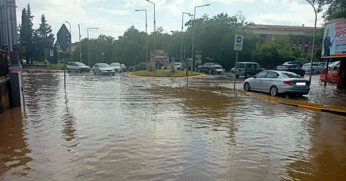 Caserta dopo un'ora di pioggia diventa una piscina