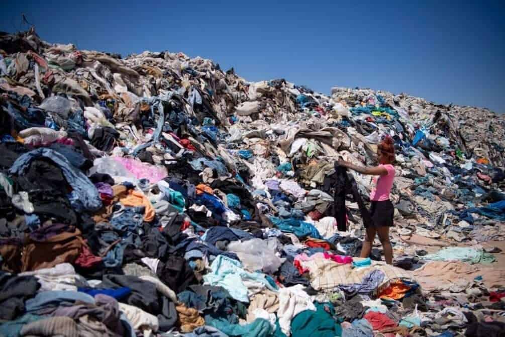 Sostenibilità della filiera tessile: divieto di distruzione degli abiti invenduti