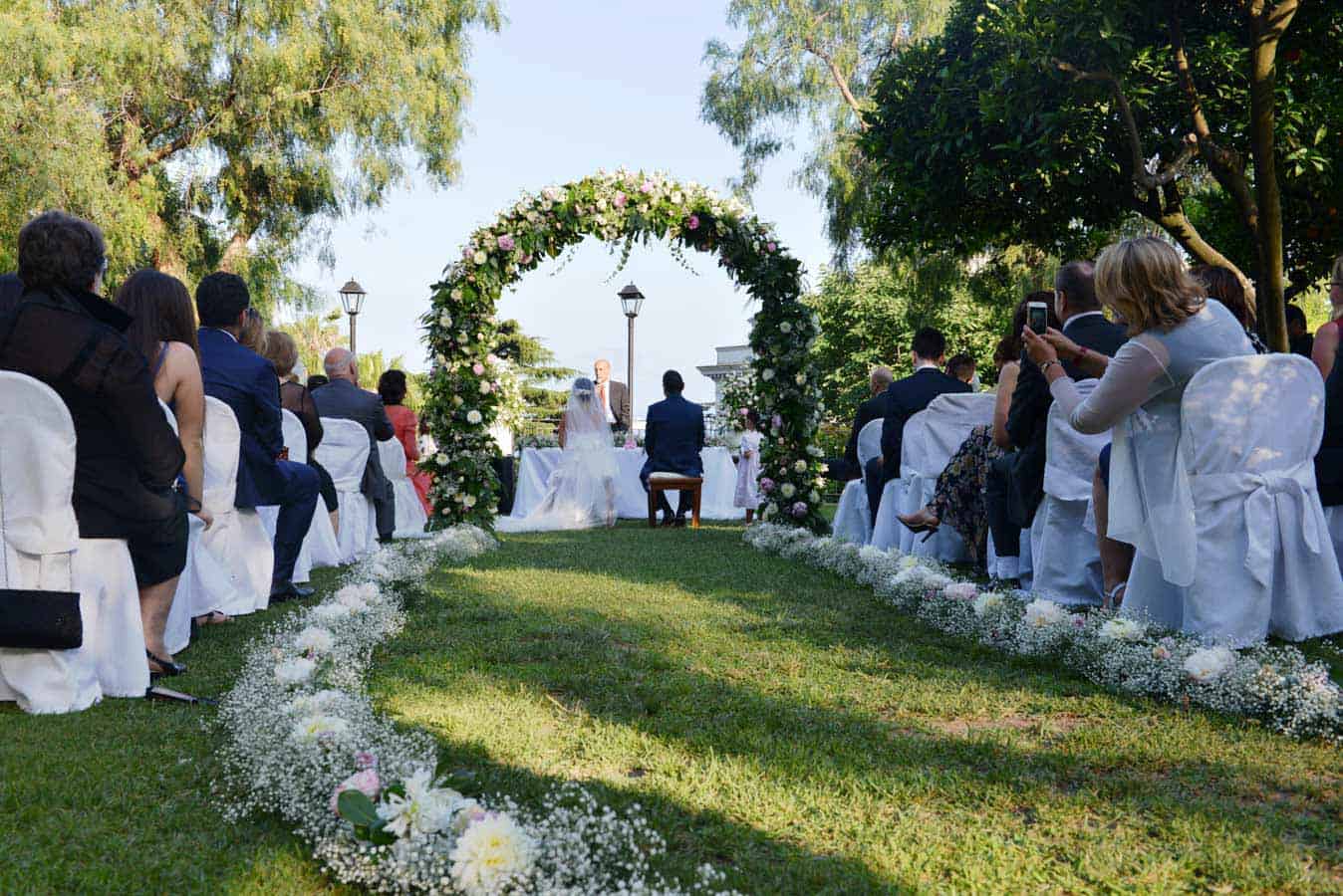 Come sopravvivere alla stagione dei matrimoni napoletani