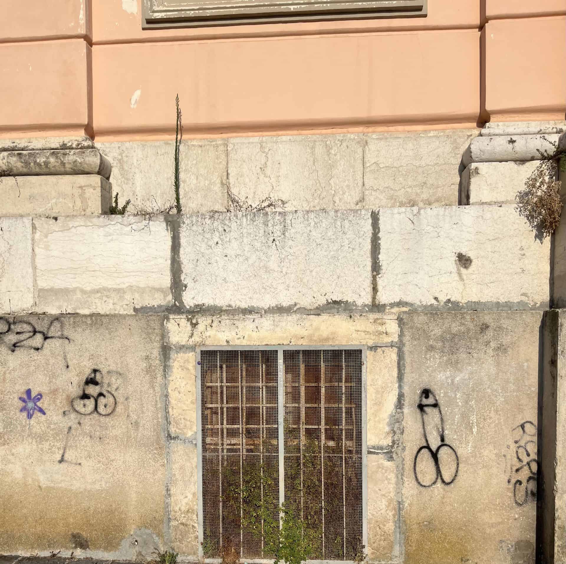 Perché si disegnano genitali maschili sui muri?