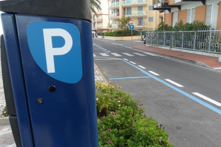 Strisce blu out ad agosto a Caserta: ecco perché