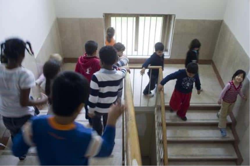 Castel Volturno, primo giorno di scuola con disagi infiniti per bambini e genitori