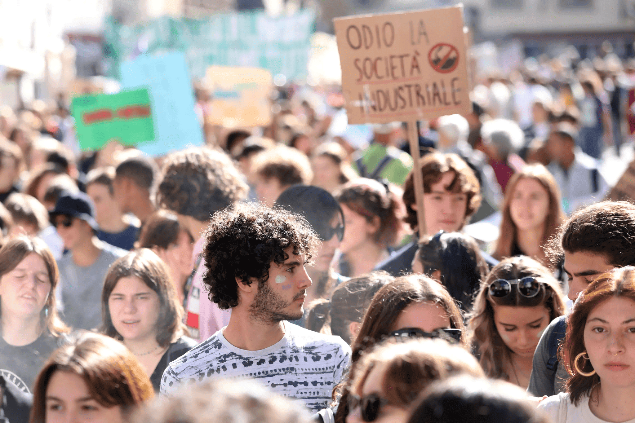 "Ci avete tolto tutto, anche l'illusione": politica, giovani e il vuoto del potere