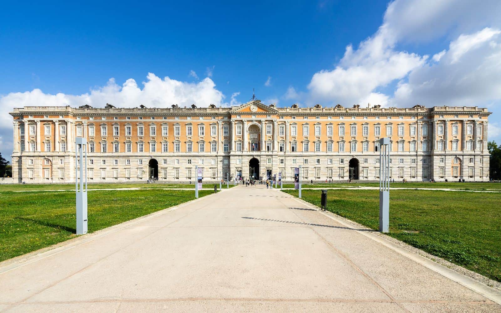 Caserta: chi si prenderà Piazza Carlo di Borbone?