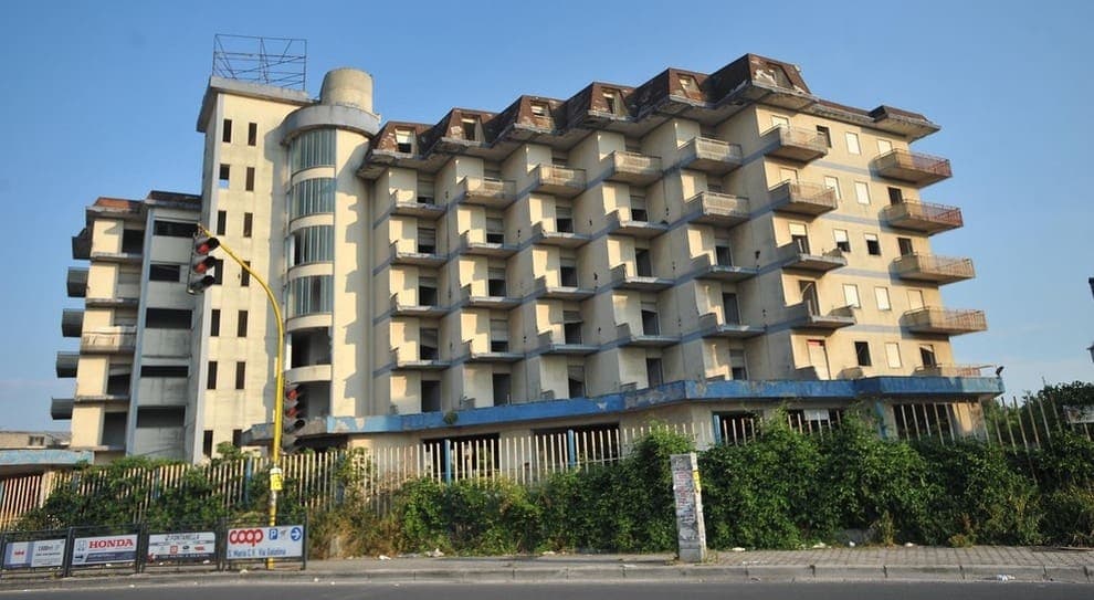 Caserta dice addio all’ecomostro: al via la demolizione dell’ex Hotel Houston