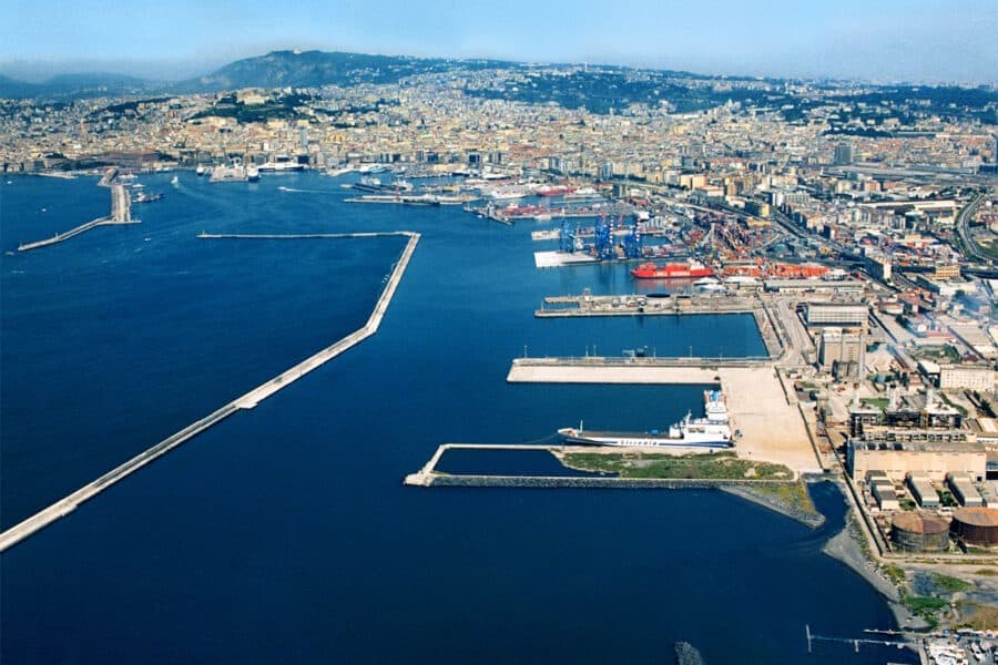 Napoli, il turismo rischia di trasformare la città in un luna park