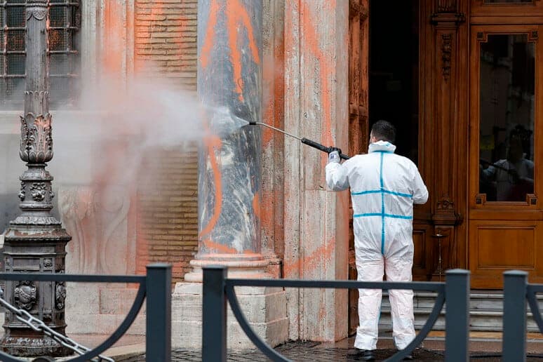 Perché non c'è rispetto per i beni pubblici?