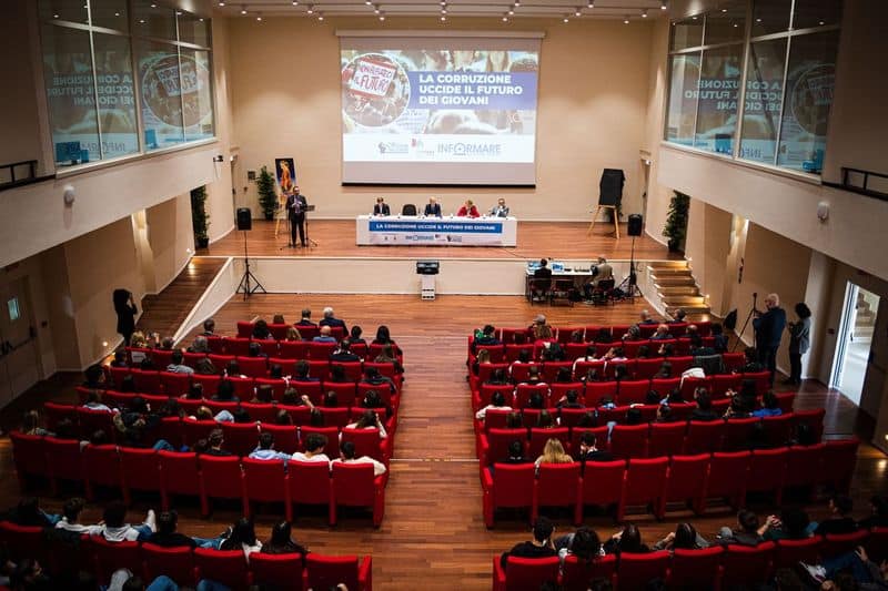 La corruzione uccide il futuro dei giovani: le parole degli ospiti all'evento con Raffaele Cantone