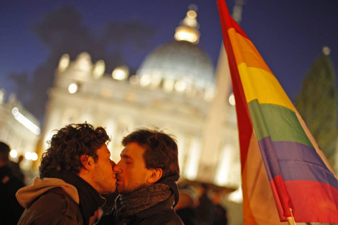 Benedizione coppie gay: la Chiesa esposta ad uno scisma?