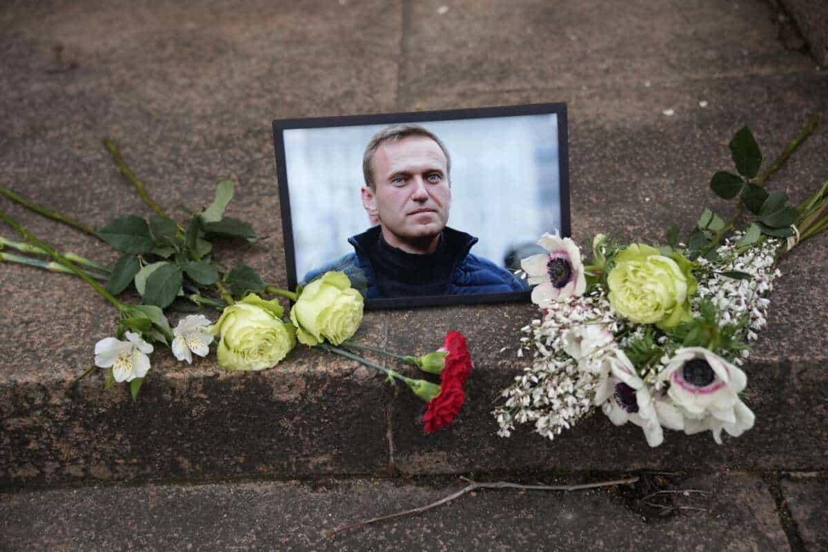 La Digos identifica chi porta i fiori a Navalny