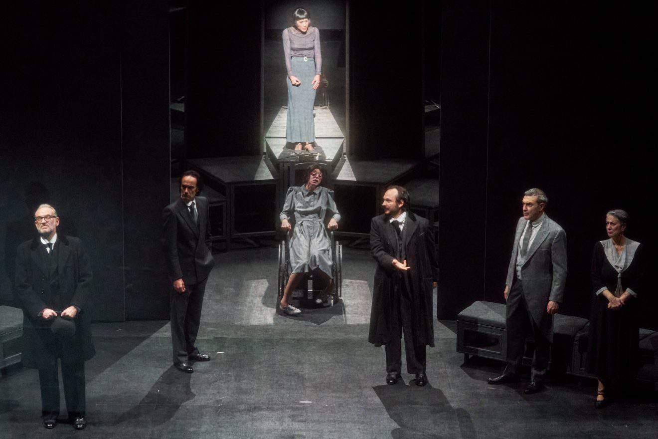 Come tu mi vuoi: un capolavoro di Pirandello illuminato al teatro Sannazaro di Napoli