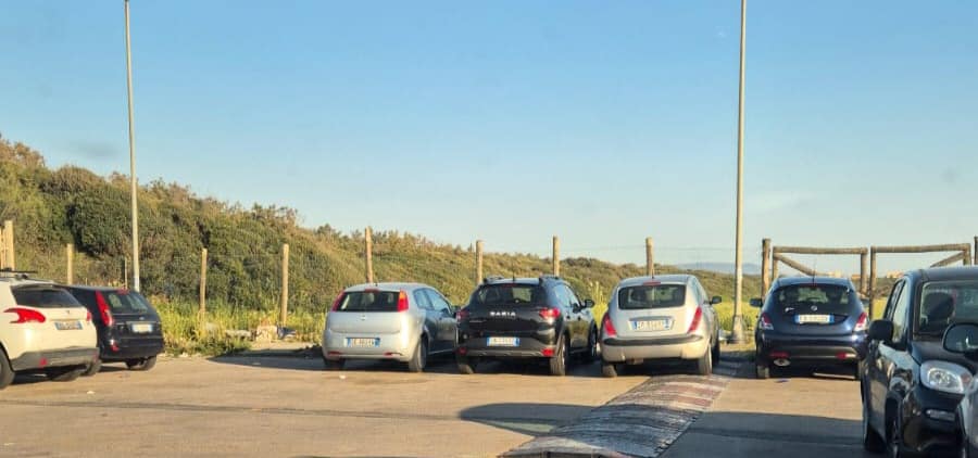 Caos parcheggi a Fontana Bleu nel weekend