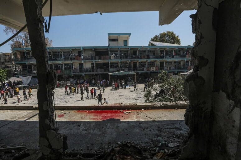 Raid israeliano su una scuola dell'UNRWA a Gaza: 37 morti