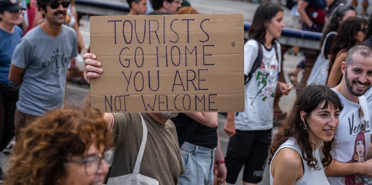 Barcellona contro l'overtourism, l'insurrezione con le pistole ad acqua