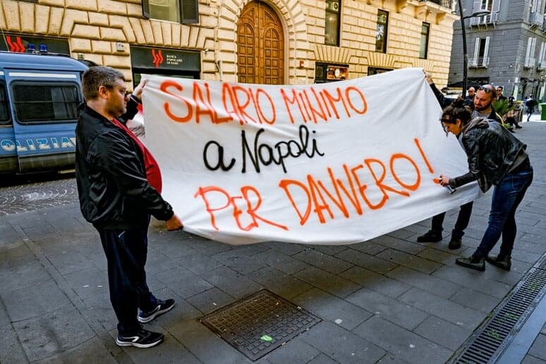 Napoli, introduzione del salario minimo nei contratti pubblici