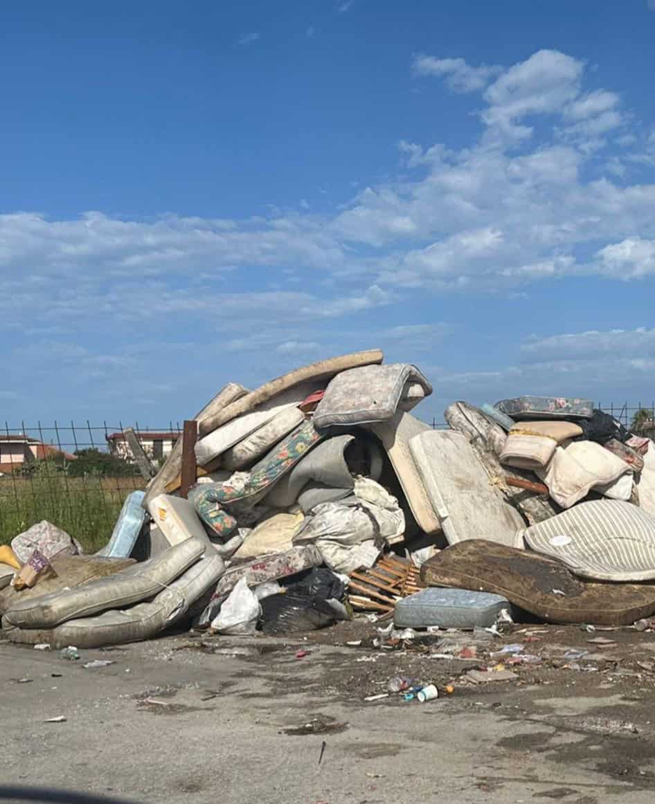 Destra Volturno, dipendente del cantiere sversa materassi con i mezzi del settore