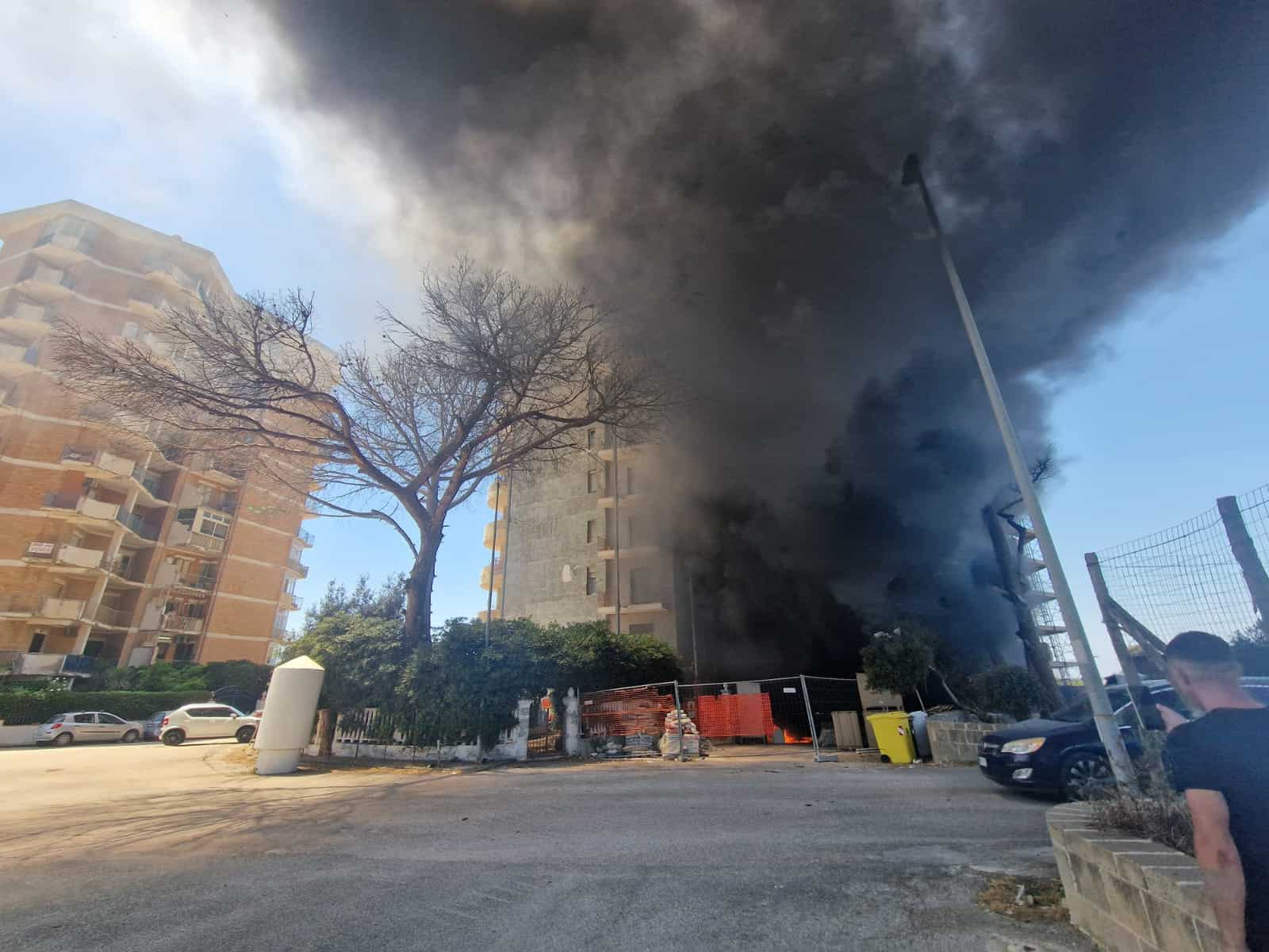 Pinetamare, incendio alla Torre 6: bruciati i materiali del Superbonus