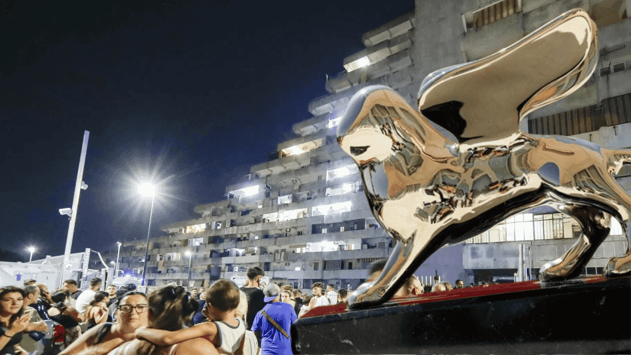 L'Italia schizofrenica tra le macerie di Scampia e il glamour di Venezia