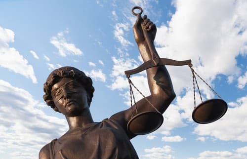 I social sono i nuovi tribunali dove sei colpevole anche senza un processo (vero)