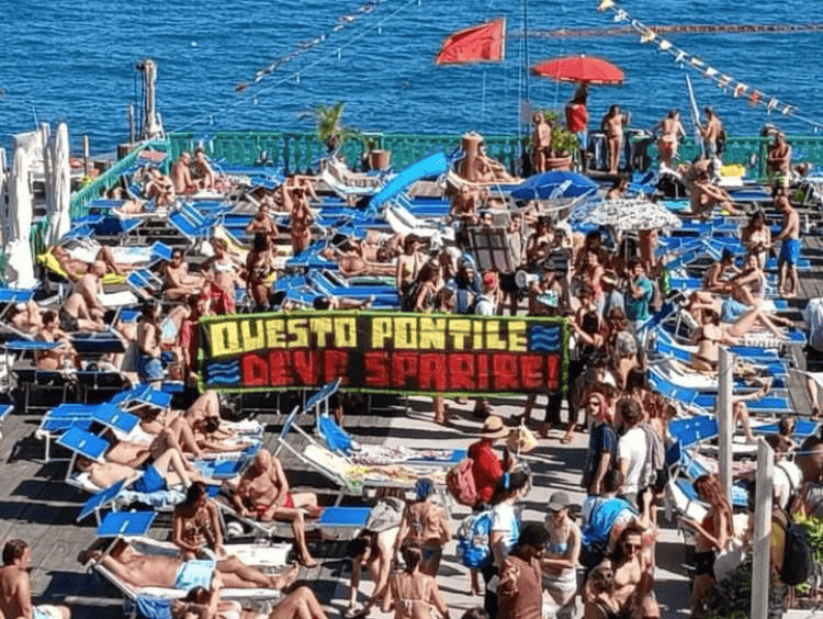 "Questo pontile deve sparire", la manifestazione di Mare Libero Napoli