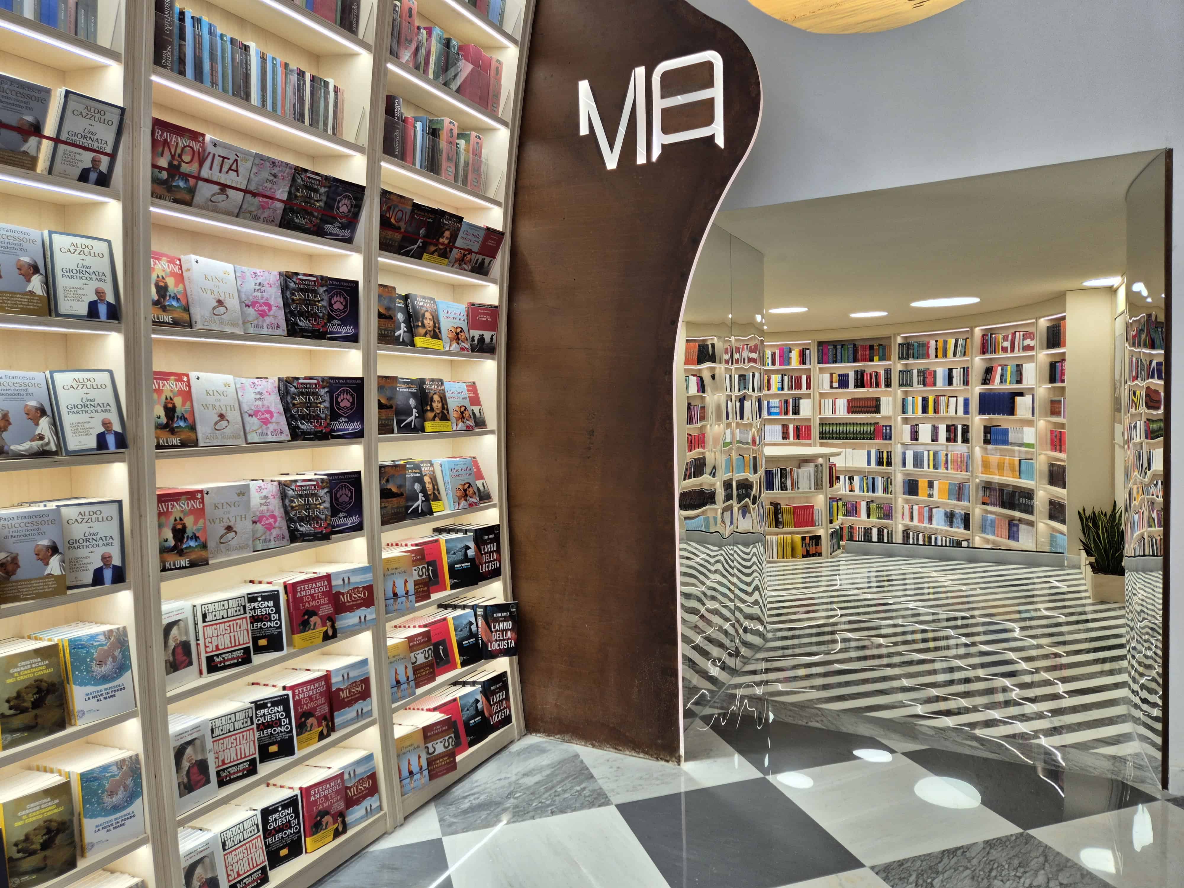 Napoli, in Galleria Umberto riapre la libreria Mondadori