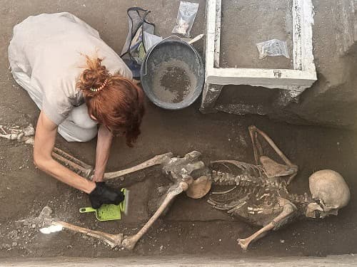 Pompei, i resti di altre due vittime dell’eruzione ritrovati nella Regio IX