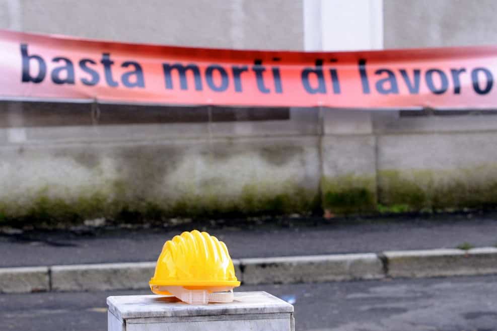 Ennesimo incidente sul lavoro: operai caduti da 12 metri d’altezza